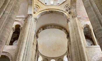 10978 | architecture incroyable - intérieur de l'église de Conques dans l'Aveyron