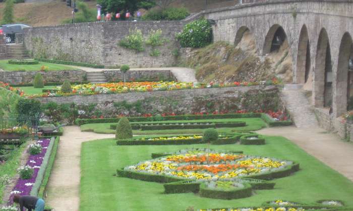 puzzle Jardin des remparts, les remparts  sont des fortifications érigées pour protéger la ville de Vannes (Morbihan)