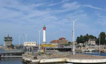 11249 | Le  phare - Phare de Ouistreham mis en service en 1905 et mesurant 38m de haut (Calvados).