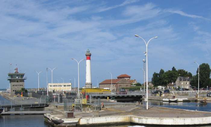 puzzle Le  phare, Phare de Ouistreham mis en service en 1905 et mesurant 38m de haut (Calvados).