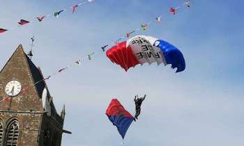 11023 | Parachutage !!! - Parachutage lors des fêtes du 6 juin à Sainte-Mère-Eglise (Manche)