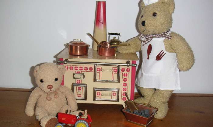 puzzle Cuisinière JEP et Nounours, Les jouets des années 50 : ours, cuisinière Jeu et tracteur Dinky Toys