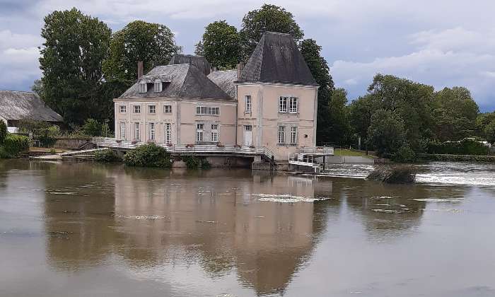 puzzle Bâtiment, Belle bâtisse au bord de l'eau !!! La Flèche (Sarthe)