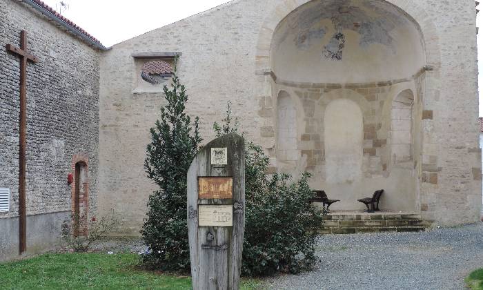 puzzle pan de l'ancienne église, ancienne église démolie, sauf ce pan conservé... la nouvelle église a été construite à côté