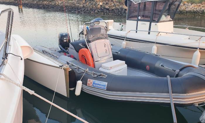 puzzle bateau sur l'eau, bâteau pour une partie de pêche en mer