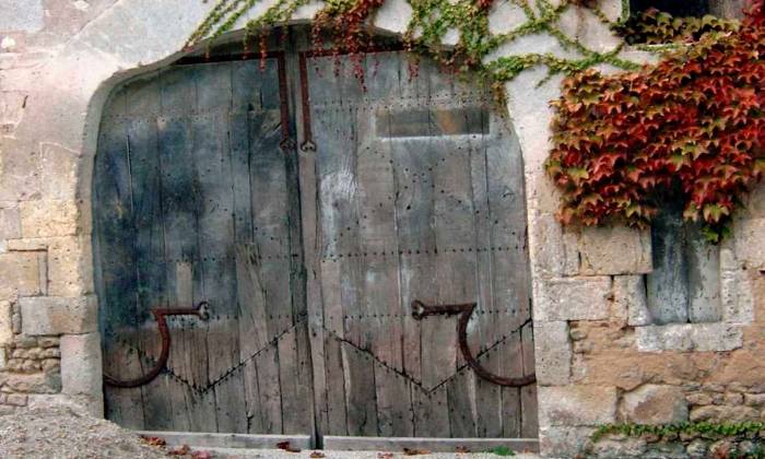 puzzle porte ancienne, vieille porte cochère respectable à Montmoreau-St-Cybard 16320