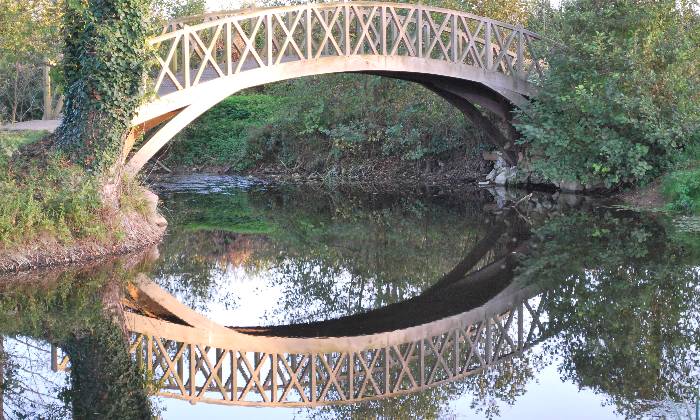 puzzle reflet dans l'eau, reflet d'un petit pont sur l'eau