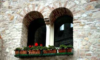 7091 | fenêtres géminées - frnêtres géminées et fleuries dans la forteresse de Sirmione en Lombardie