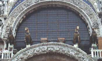 7451 | chevaux byzantins - les chevaux byzantins en bronze devant la basilique St-Marc à Venise (Vénétie - Italie)