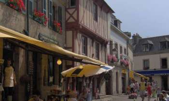 7430 | concarneau la ville close - façades de maisons à l'intérieur de la ville close à Concarneau