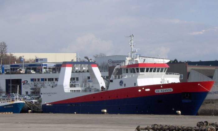 puzzle chalutier, chalutier à quai à Concarneau