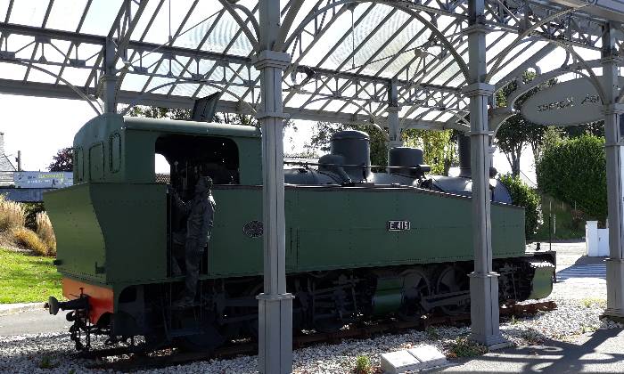 puzzle locomotive a vapeur, locomotive voie métrique en exposition à Carhaix dans le Finistère