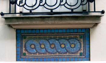 8985 | mosaïque - mosaïque sous un balcon dans Paris 75016