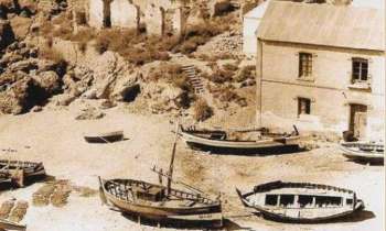 10606 | Jolie petit crique sépia - Une jolie petite crique et ses barques échouées photographiée en sépia