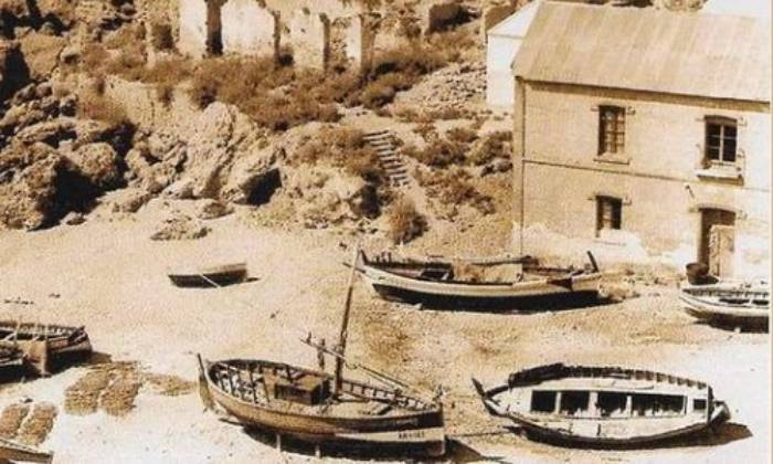 puzzle Jolie petit crique sépia, Une jolie petite crique et ses barques échouées photographiée en sépia