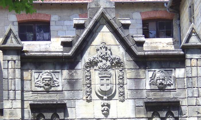 puzzle façade, une façade très décorée à Figeac 46102