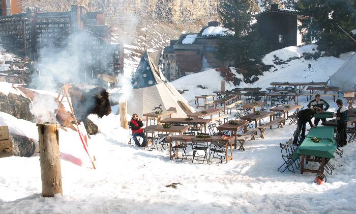 puzzle Camp indien dans la neige, Magnifique journée que ce spectacle indien en plein air avec repas typique, teepee et même deux loups