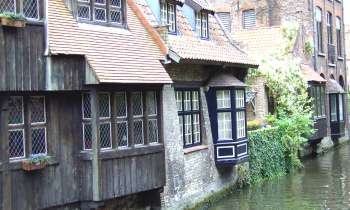 7569 | canal à Bruges - façades de maisons opulentes sur un canal de Bruges (Belgique)