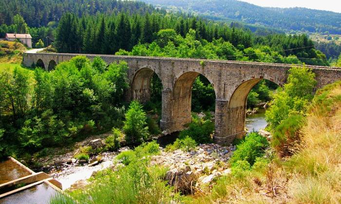 puzzle Pont sur la Loire, Un pont sur la Loire quand celle ci n'est pas encore devenue fleuve