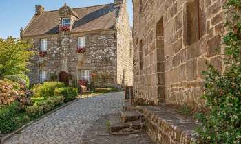 8150 | Maisons de Locronan - Locronan, un des plus jolies villages du Finistère, qui a la particularité d'avoir masqué tous les signes de modernité, antennes de télé, fils électriques etc etc ce qui en fait un endroit fort prisé pour les tournages de films et de télé