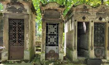 8238 | Vielles tombes - dans une allée du cimetière du père Lachaise Paris