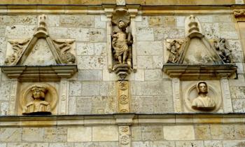 11538 | façade de château - Robert de Montal et son épouse Jeanne de Balsac sur la façade du château de Montal à St-Jean-de-Lespinasse 46271