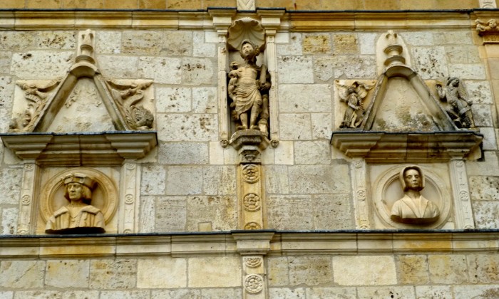 puzzle façade de château, Robert de Montal et son épouse Jeanne de Balsac sur la façade du château de Montal à St-Jean-de-Lespinasse 46271