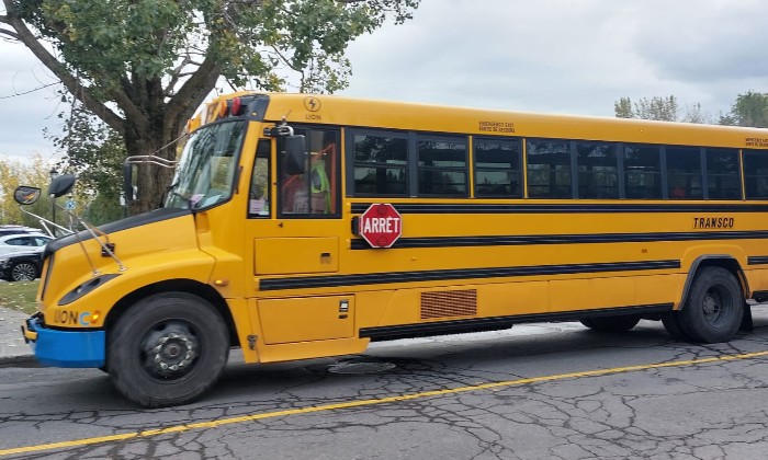 puzzle Départ pour l'école, Bus scolaire ultra-long au Canada