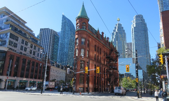 puzzle Le fer à repasser, Ce bâtiment aux briques rouges se nomme le ''Fer à repasser '' à Toronto