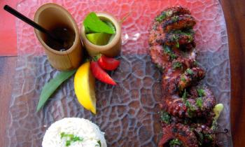 10291 | Bon appétit - Un simple bar de plage sur la Côte Bleue, une assiette savoureuse et joliment présentée ...