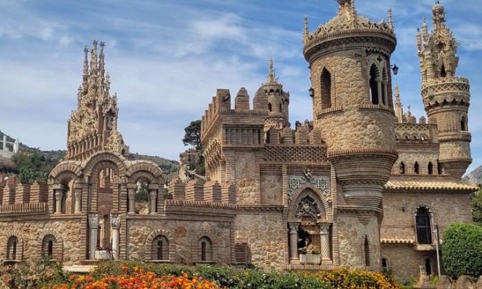 puzzle Château de Colomares, Contrairement à ce que l'on pourrait croire, ce n'est pas un vieux château, il a été crée par un médecin espagnol et il est dédié à Christophe Colomb, il a été inauguré en 1994 et vous pouvez le visiter à Benalmadena