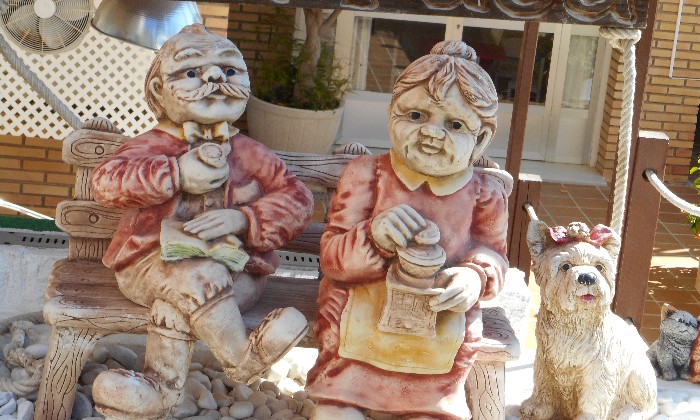 puzzle Farniente au soleil, Ce joli couple et son chien décorent les jardins d'un restaurant en Espagne