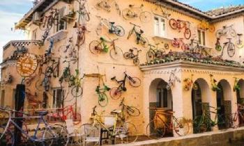 9904 | La Casa De Las Bicicletas - En Espagne, la Casa de la Bicicleta, sorte de musée-hôtel vous emmène hors du temps