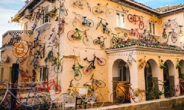 puzzle La Casa De Las Bicicletas, En Espagne, la Casa de la Bicicleta, sorte de musée-hôtel vous emmène hors du temps