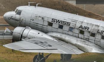 11177 | Vieux Douglas DC3 - légende des airs : un Douglas DC3 de la Swissair produit entre 1935 et 1945 à plus de 13 000 exemplaires