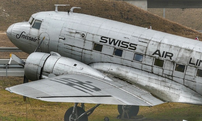 puzzle Vieux Douglas DC3, légende des airs : un Douglas DC3 de la Swissair produit entre 1935 et 1945 à plus de 13 000 exemplaires