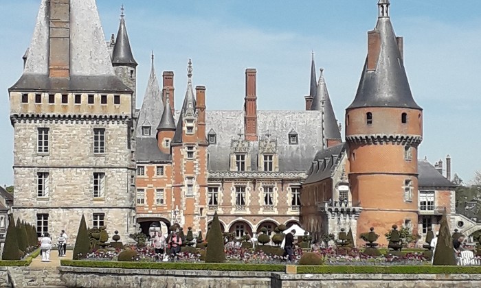 puzzle Château de Maintenon, La particularité de ce château est d'avoir une tour ronde en brique. Il fût construit au 14/15ème siècle.