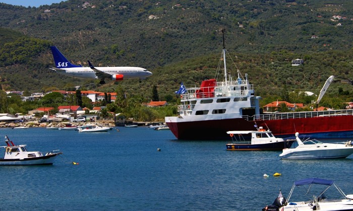 puzzle Atterrissage, Atterrissage d'un avion sur l'île de Skiathos en mer Egée