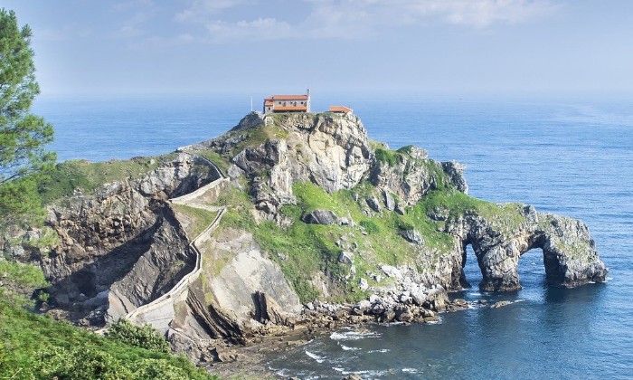 puzzle SAN JUAN DE GAZTELUGATXE, Situé juste au large de la côte le long du golfe de Gascogne et à 35 km (22 miles) à l'est de Bilbao, San Juan de Gaztelugatxe est un site incontournable si vous visitez le Pays Basque. L’île et son point culminant sont accessibles par un étroit chemin pavé de 241 marches qui zigzaguent jusqu’au sommet.