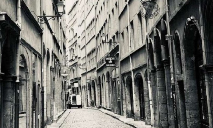 puzzle Vieille ville de Lyon, Les immeubles Renaissance se sont construits sur le parcellaire du Moyen âge, caractérisé par sa forme « en touches de piano » : les parcelles longues et étroites étaient tracées entre deux rues parallèles. Afin de gagner un maximum d'espace, il existait peu de rues transversales. La traboule permettait ainsi de passer d'une rue à l'autre sans devoir faire de détour. Cette solution simple et pratique fut également adoptée plus tard sur les pentes de la Croix Rousse.