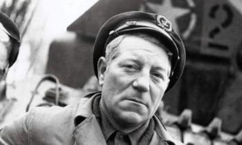 10707 | Gabin 80 ans Libération - La guerre, il n’en parlait presque jamais. Car il estimait qu’il n’avait fait que son devoir comme des milliers d’autres Français.
Si à l’écran Jean Gabin était déjà une star au début de la guerre, en 1943 le second maître Jean Moncorgé était connu pour être le plus vieux chef de char de la 2e DB.