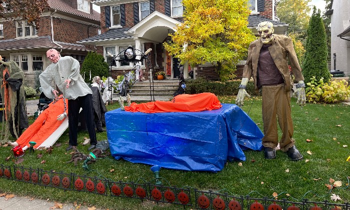 puzzle Halloween, Décoration horrifique pour Halloween au Canada, on reconnait un zombie et le monstre de Frankenstein