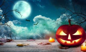 10729 | Avec un beau sourire - La véritable origine d'Halloween remonte à la fête païenne celtique de Samhain. Les Celtes, vivant dans l'actuelle Irlande et au nord de la France, célébraient cette fête pour marquer la fin de l'été et le début de l'hiver, une période souvent associée à la mort dans de nombreuses cultures. Aujourd'hui, pour les enfants, c'est l'occasion d'une grande chasse aux friandises dès la nuit tombée...